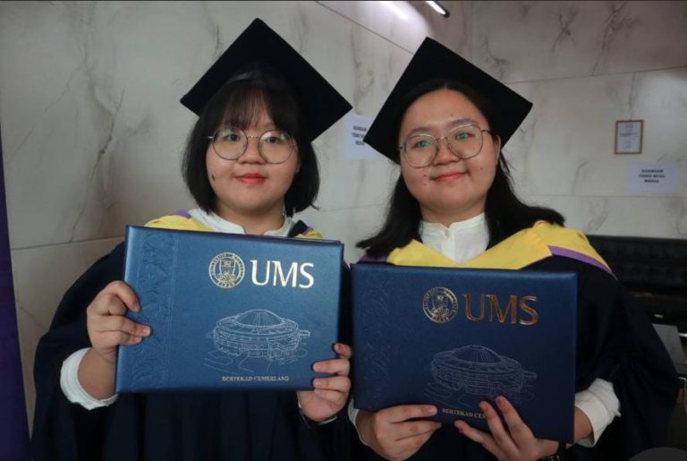 Graduan kembar rai hari graduasi bersama