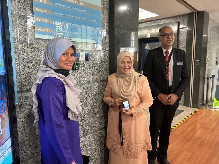 Aminah memulakan tugas sebagai Timbalan Menteri hari ini