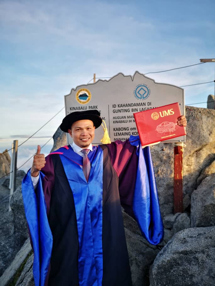 Graduan PhD Abadikan Kecemerlangan di Puncak Gunung Kinabalu