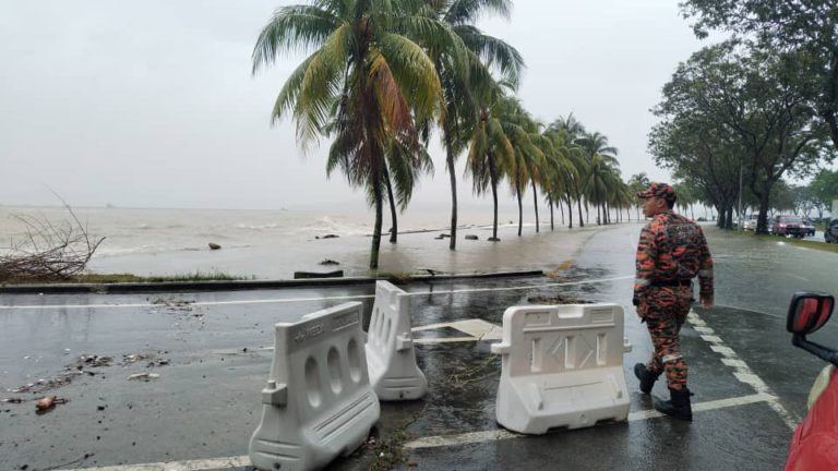 Fenomena air laut pasang besar melimpah di jalan raya Tanjung Lipat