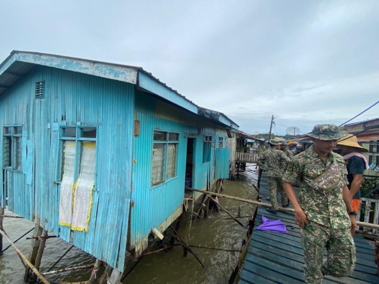 Tentera Darat bersama agensi keselamatan hulur bantuan di Kampung Mempakad Laut