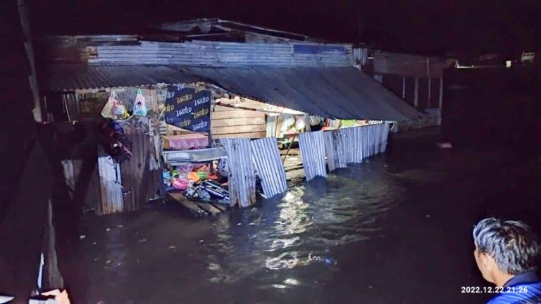 Rumah roboh dipukul ombak, angin kencang di Tanjung Aru Baru
