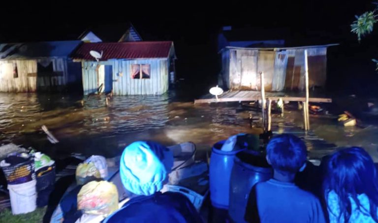 3 buah rumah rosak dipukul ombak besar