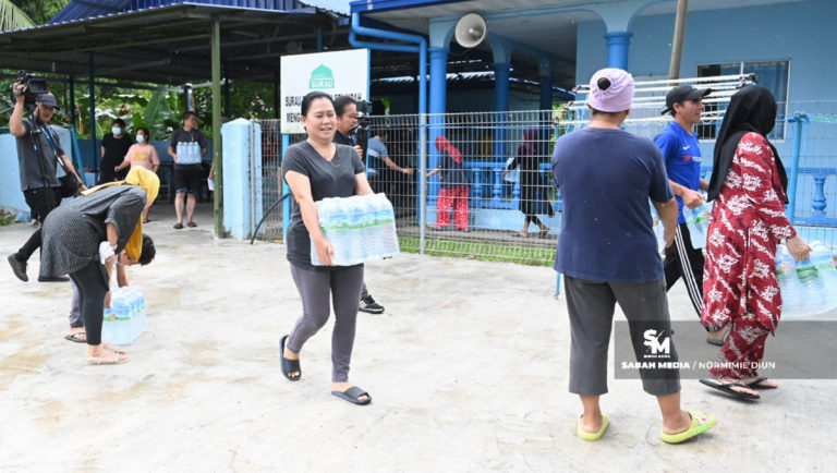 6 bulan terputus bekalan air, penghuni flat gali telaga cari sumber air