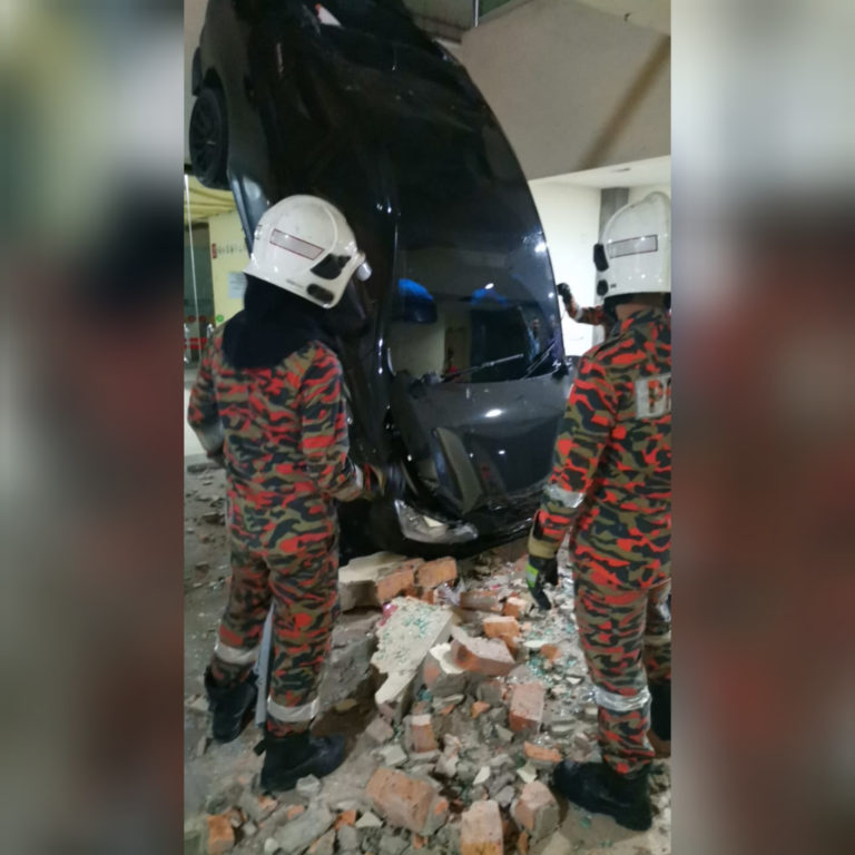 Dua cedera, kereta terjunam dari tingkat 3