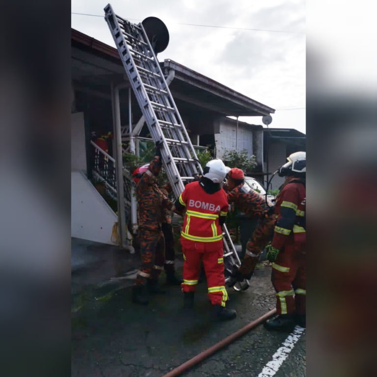 6 buah rumah terbakar, anggota Bomba terjatuh dari bumbung cuba padam api