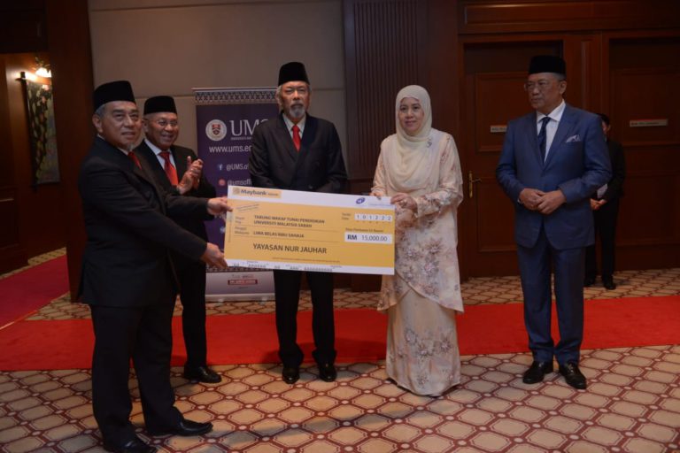 Tun Juhar, YNJ serah sumbangan kepada Tabung Wakaf Tunai Pendidikan UMS