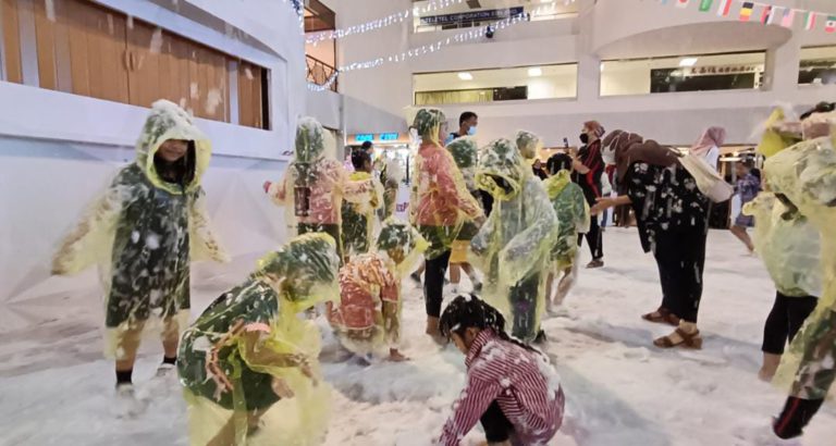 ‘Snow Showtime’ beri peluang pengunjung merasai sendiri ‘salji’ turun