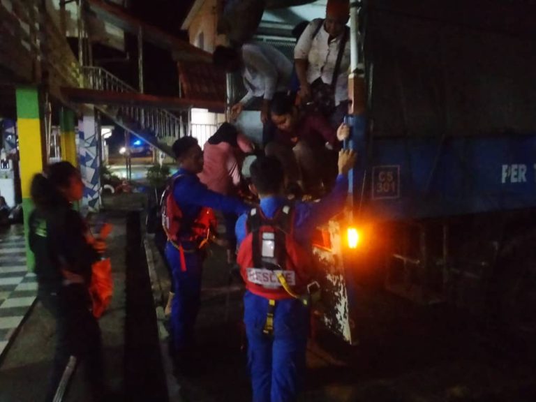 Mangsa air pasang besar, banjir melepasi 1,000 orang