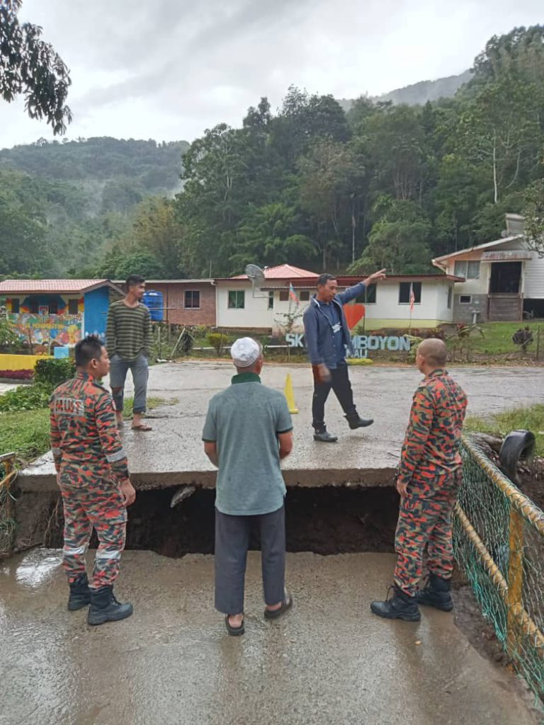 Jambatan runtuh di Kampung Mohimboyon