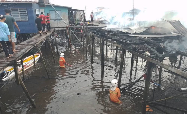 17 rumah atas air musnah terbakar di Kg Bangau Bangau