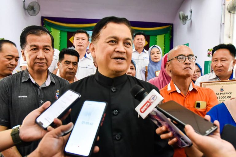 Cuaca Panas : Benarkan pemakaian baju sukan tanpa kira warna