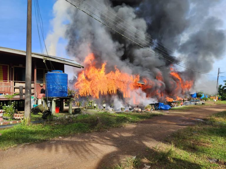 Satu blok rumah pekerja di Lahad Datu musnah terbakar