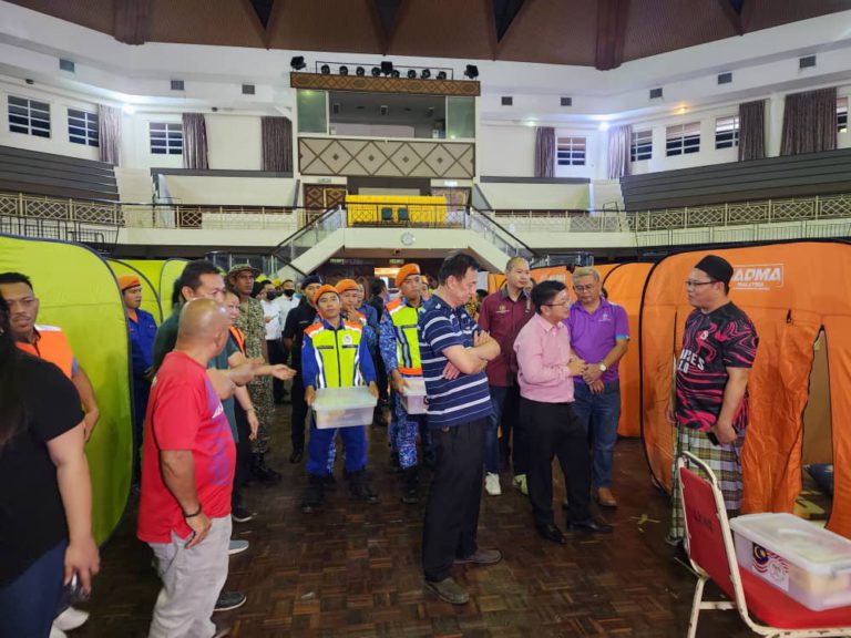 Ewon temui mangsa terjejas banjir di Penampang selepas selesai tugas di Parlimen