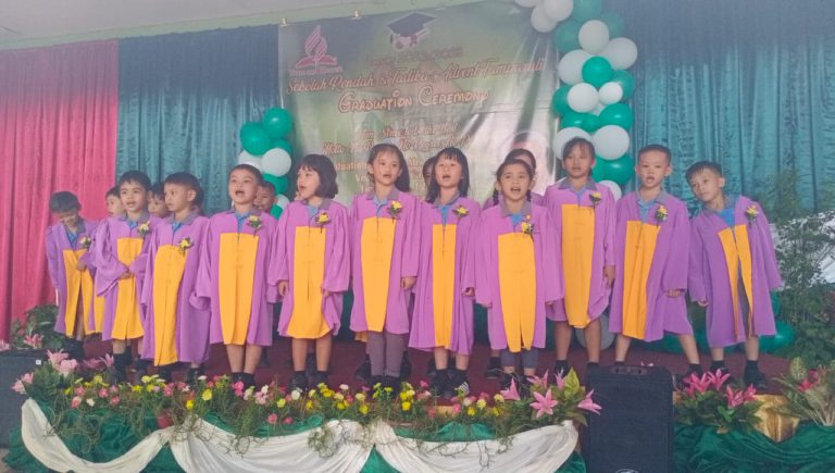 55 murid Sekolah Rendah dan Tadika Advent Tamparuli diraikan dalam majlis graduasi
