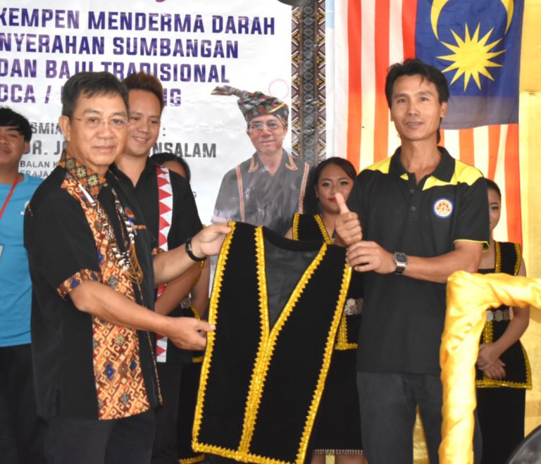 KDCA Cawangan Kg. Mininsalu terima sumbangan set gong, pakaian tradisi