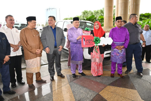 Ketua Menteri serah kenderaan rasmi kepada 21 pejabat kawasan UPPM