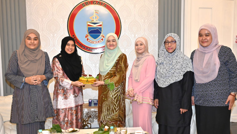 Isteri Ketua Menteri terima kunjungan hormat AJK Alumni UIAM