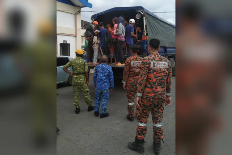 Banjir : Bomba bantu pindahkan 56 mangsa di PPS ke PPS lain