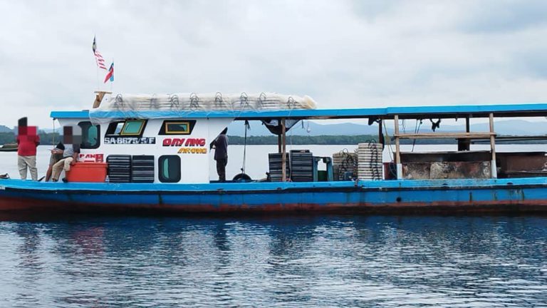 Tiga bot ditahan atas pelbagai kesalahan