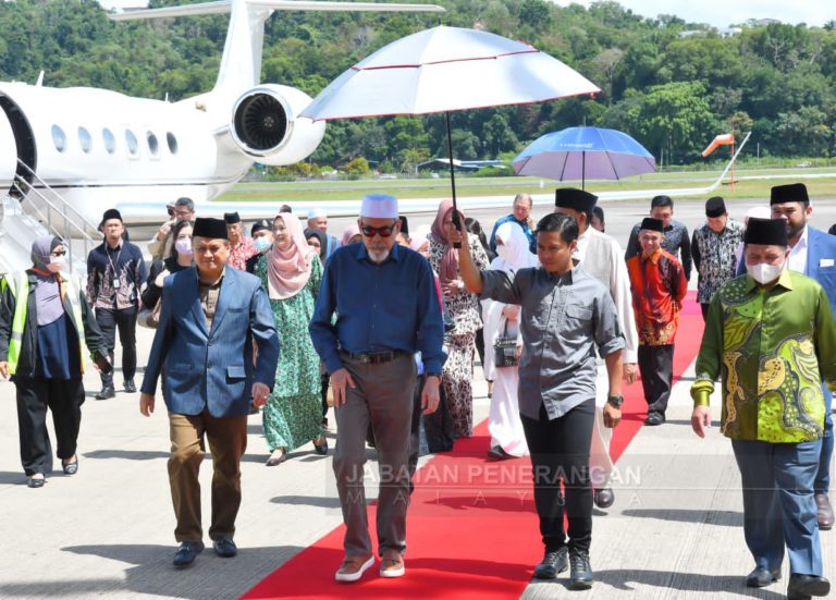 Tun Juhar pulang ke tanah air selepas selesai mengerjakan Umrah