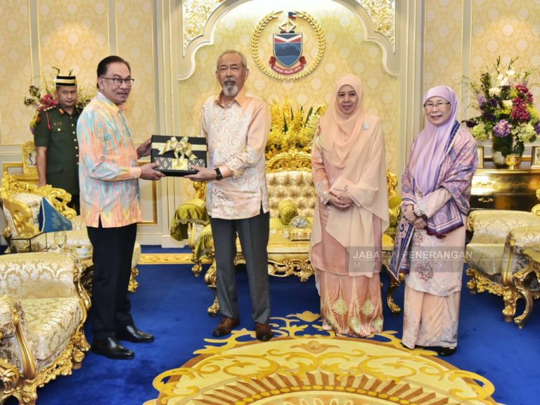 Anwar adakan kunjungan hormat terhadap Tun Juhar