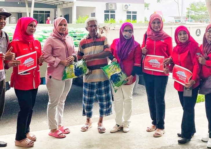 Wanita Gagasan Rakyat Sabah serah sumbangan mangsa kebakaran Kampung Cenderamata