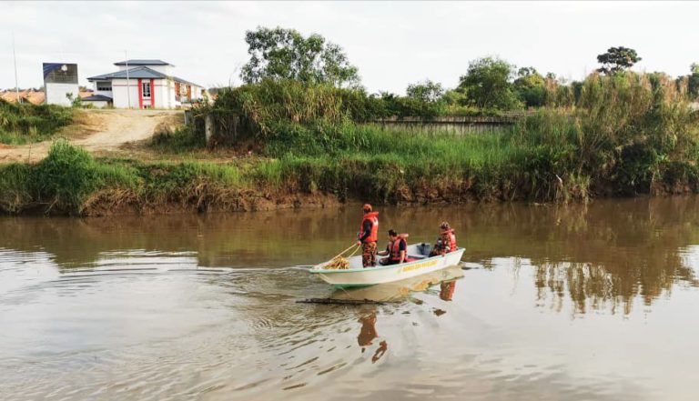 Perodua Myvi terbabas masuk sungai, pemandu belum ditemui