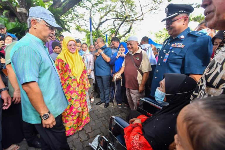 Agong, Permaisuri berkenan lawat bazar Ramadan di Labuan Walk