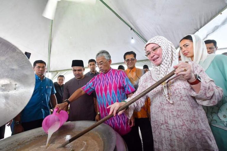 Agong, Raja Pemaisuri sertai penduduk Kampung Sungai Labu sediakan ‘Bubur Banging’