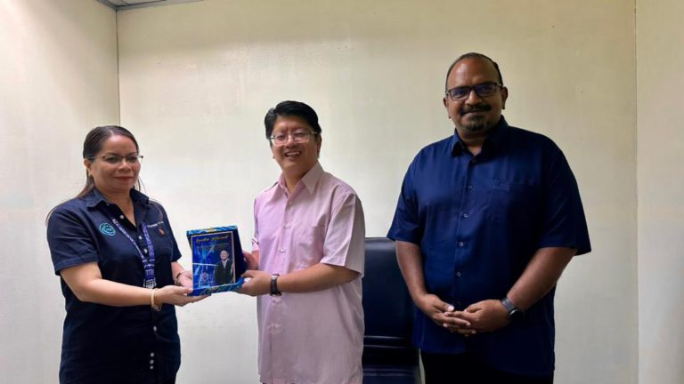 Ewon mulakan hari bertemu pelanggan di Sabah dengan menderma darah 