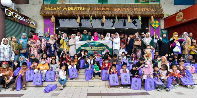 Kelab Belia Siber Kota Kinabalu rai 50 orang kurang berkemampuan beli baju raya