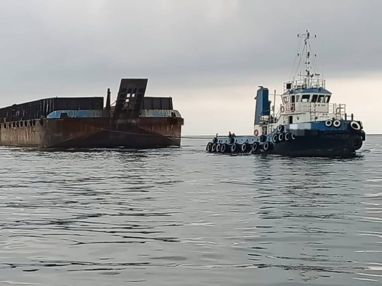 Lesen tamat tempoh,  bot tunda dan tongkang ditahan