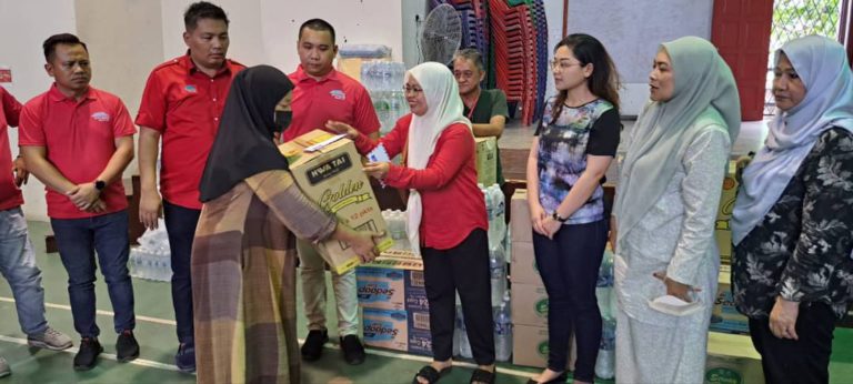 Mangsa kebakaran  Jalan Saga Likas terima sumbangan