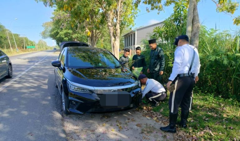 Netizen puji dua anggota polis trafik bantu tukar tayar pancit kenderaan, lancar aliran trafik