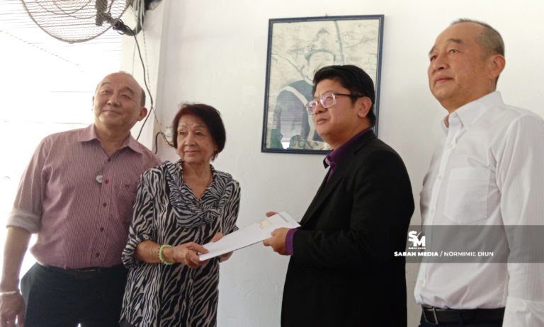 Ewon serah salinan Laporan Penuh Kejadian Double Six kepada keluarga mangsa