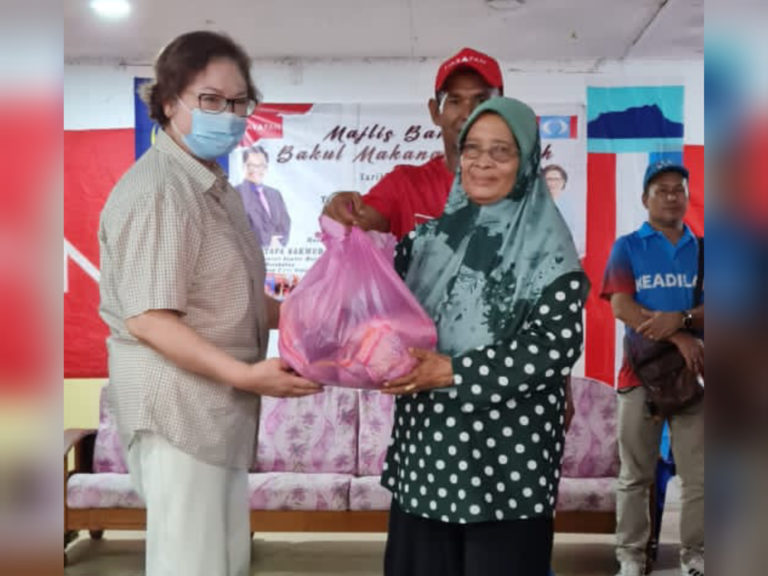 Christina kongsi rezeki, sumbang 150 bakul makanan kepada keluarga B40