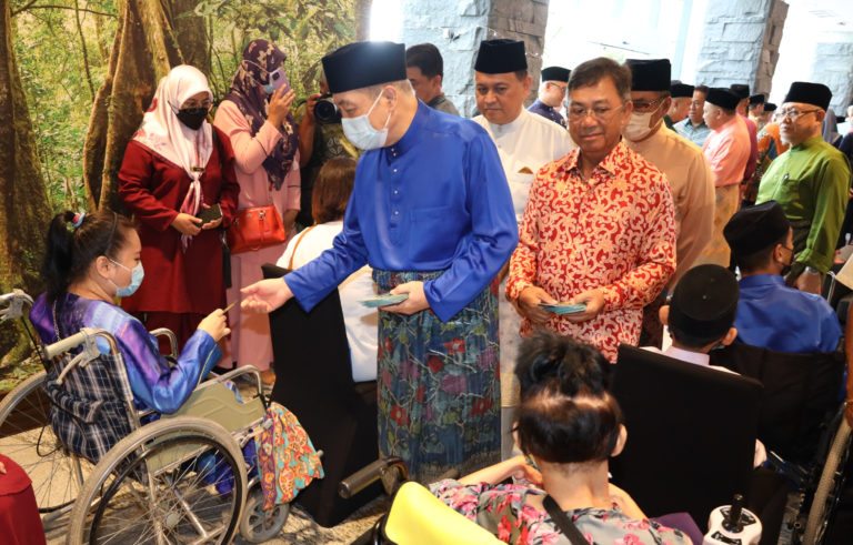 Hajiji serah sumbangan Raya kepada 70 penerima kurang mampu