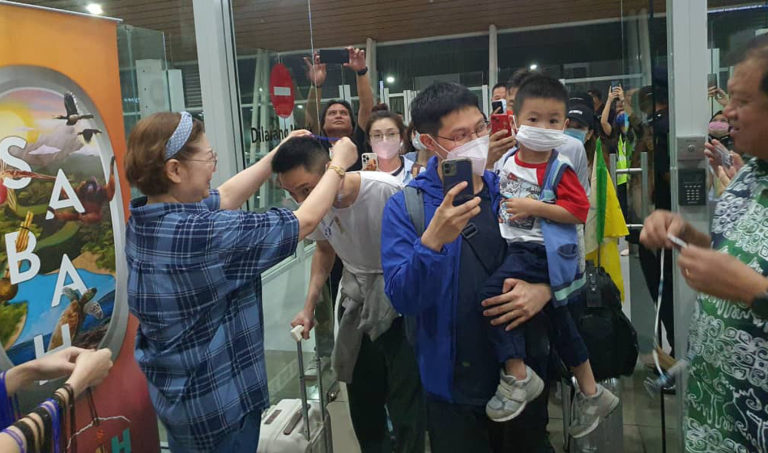 Ketibaan penumpang dari Guangzhou disambut meriah di KKIA