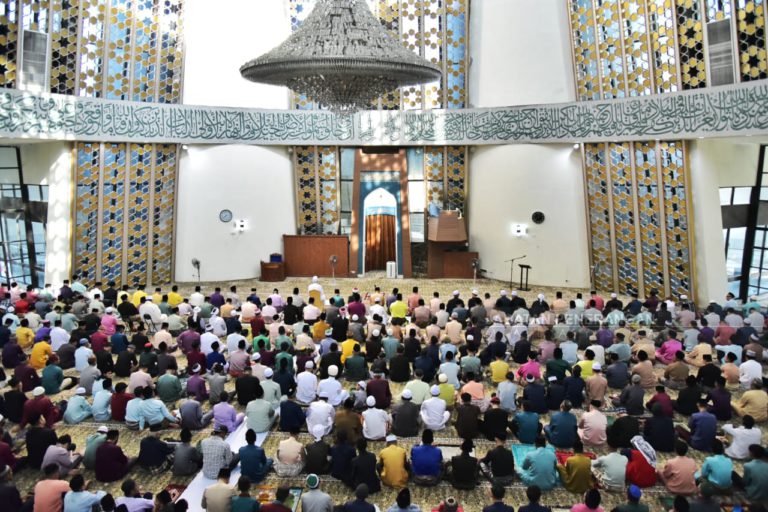Tun Juhar tunai solat Aidilfitri bersama 3,500 jemaah di Masjid Negeri