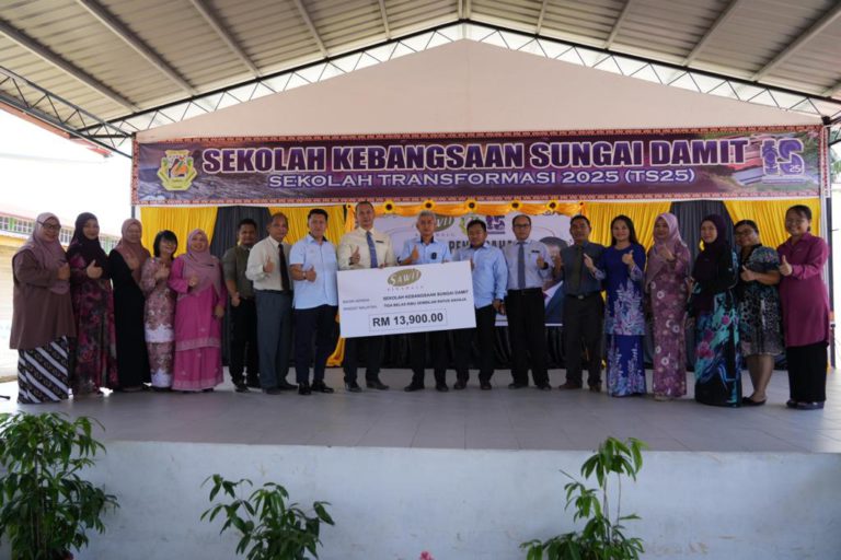 Sawit Kinabalu serah sumbangan kepada empat sekolah di Tuaran