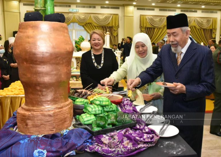 16 kek dipersembah sempena Aidilfitri