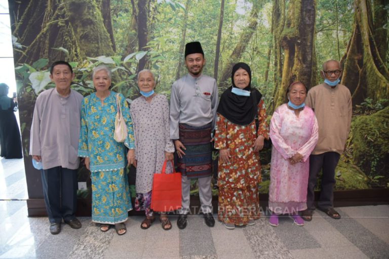 Warga tua Sri Pritchard antara penerima sumbangan Aidilfitri