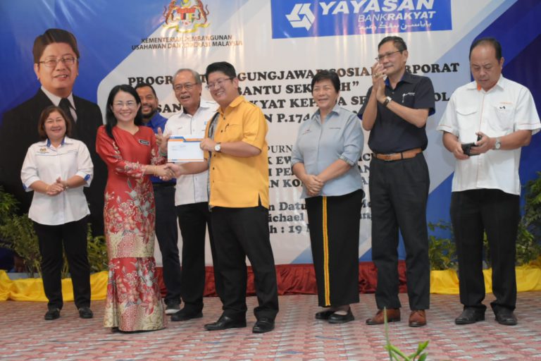 29 buah sekolah rendah, menengah di Penampang terima bantuan CSR YBR