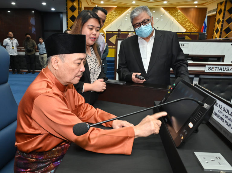 Hajiji tinjau penggunaan Sistem Persidangan Digital DUN Sabah