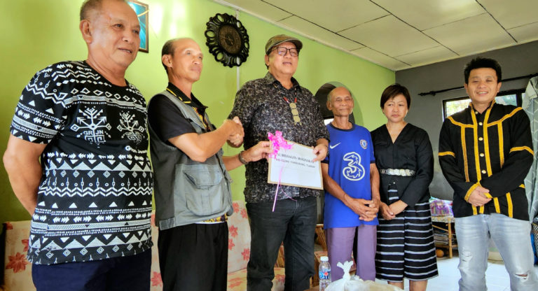 Cipta Kalender Kaamatan menarik mempromosi sambutan perayaan  berskala kecil di kampung luar bandar – Joniston