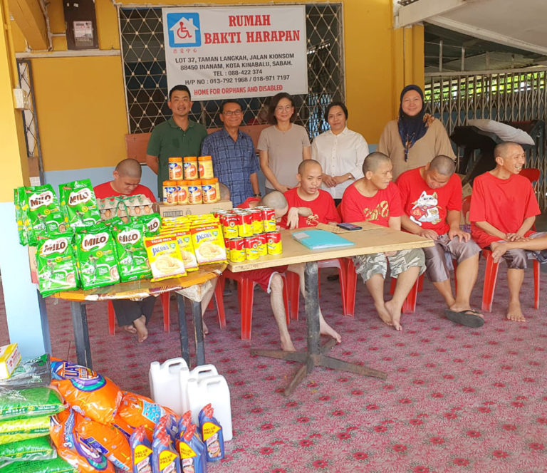 PKR cawangan KK serah sumbangan makanan kepada Rumah Bakti Harapan