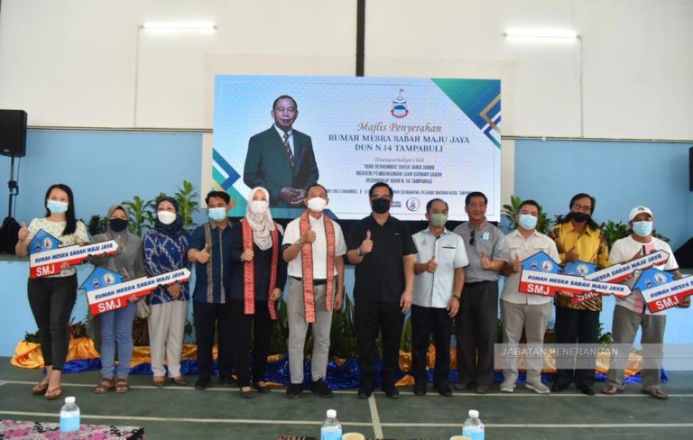 Lima unit Rumah Mesra SMJ diserahkan di DUN Tamparuli