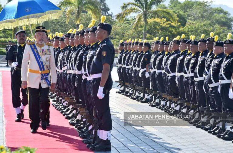 Tun Juhar rasmi persidangan DUN Sabah