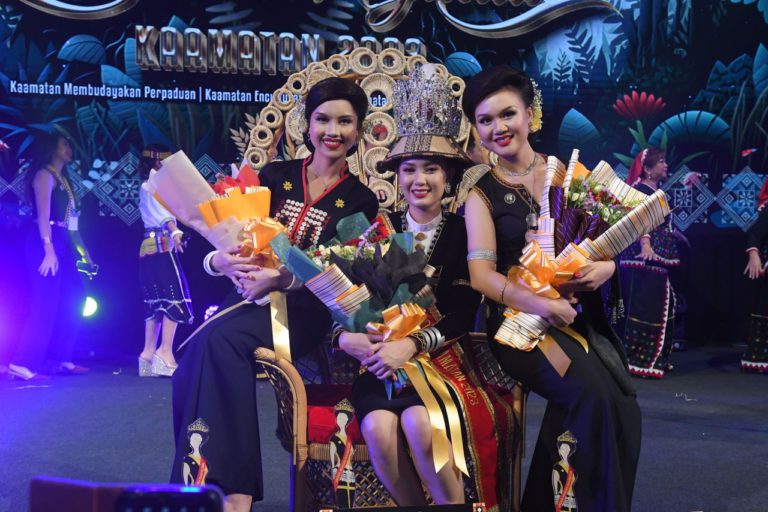 Carol Abbey Gail dinobatkan Unduk Ngadau Kaamatan Negeri Sabah